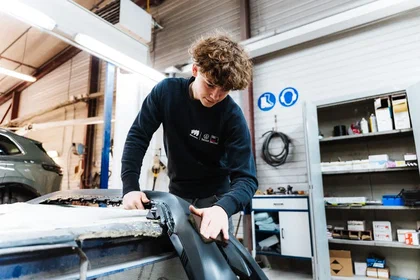 Réparation d'un choc sur la carrosserie d'un véhicule