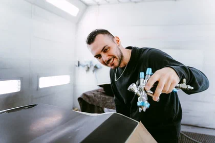 Application de peinture sur une carrosserie en cabine