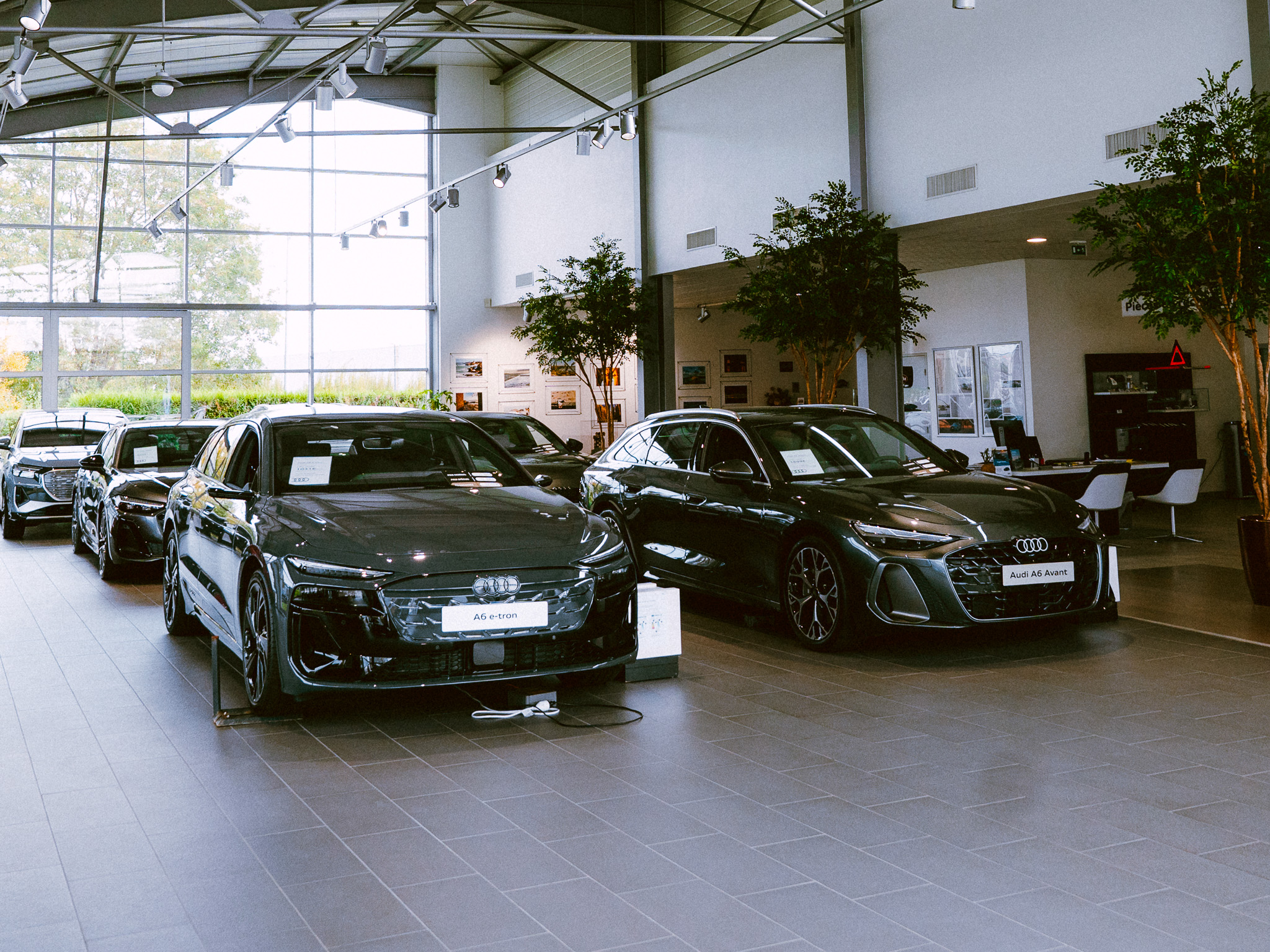 Photo de l'intérieur d'une concession Audi avec des véhicules neufs des Concessions Mouton